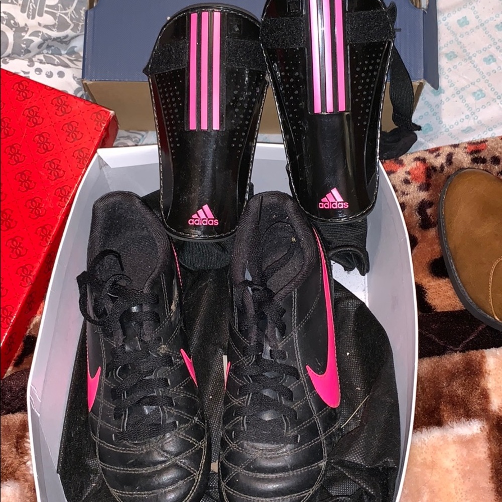 Soccer shoes